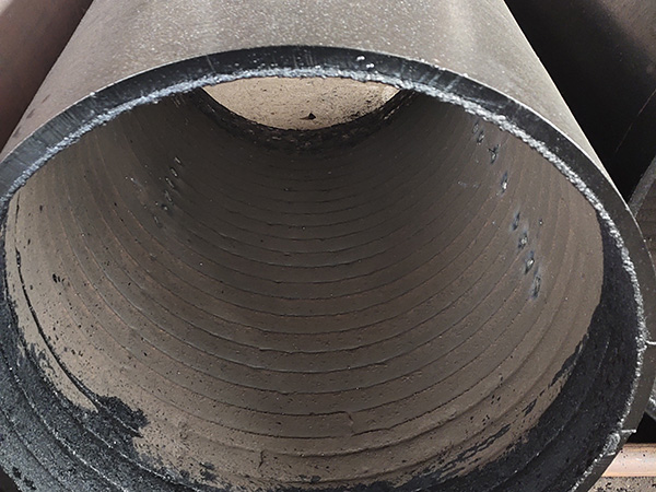 Wear-resistant overlay pipe